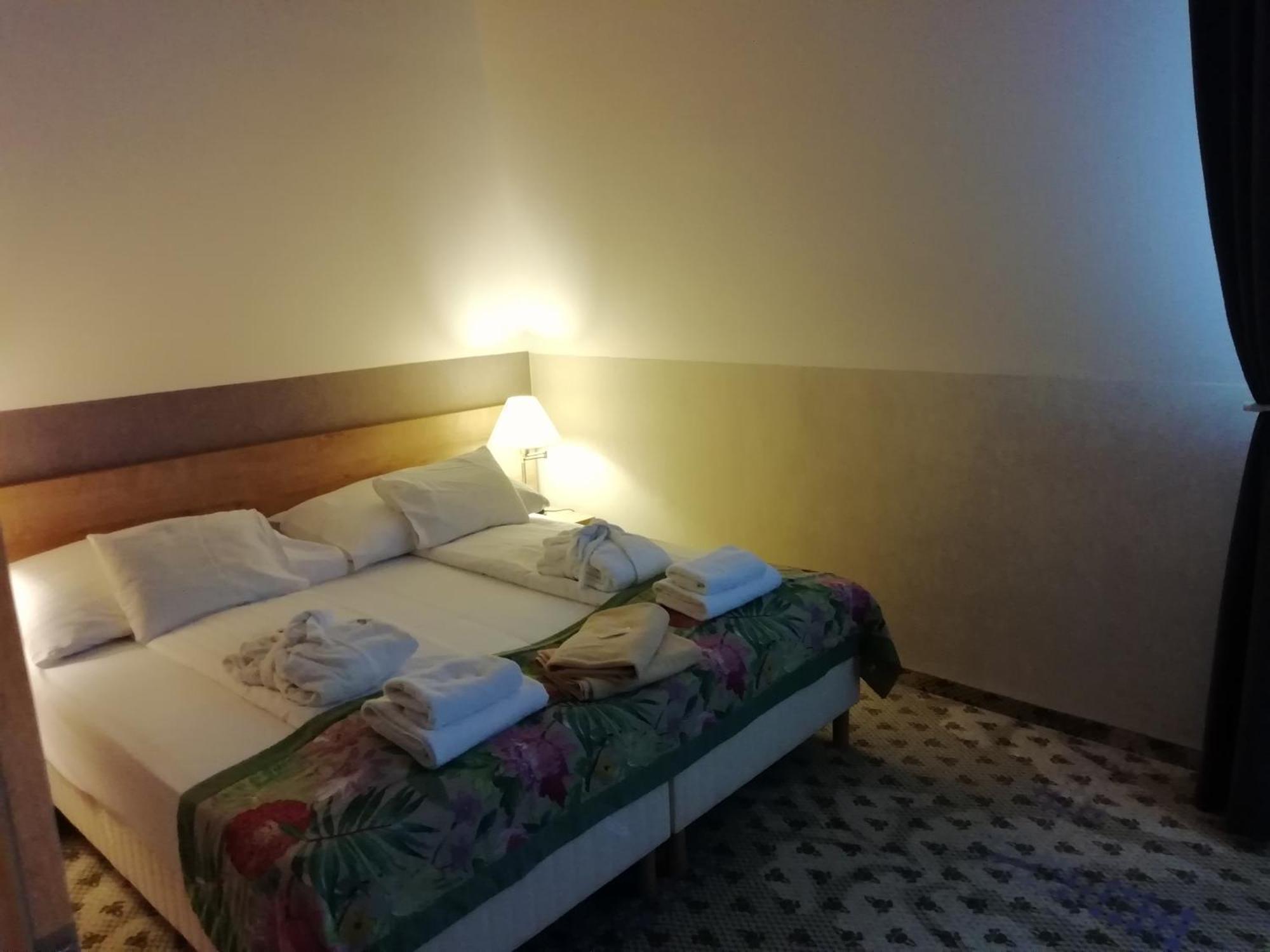 Batthyany Kuria Hotel Zalacsány Buitenkant foto