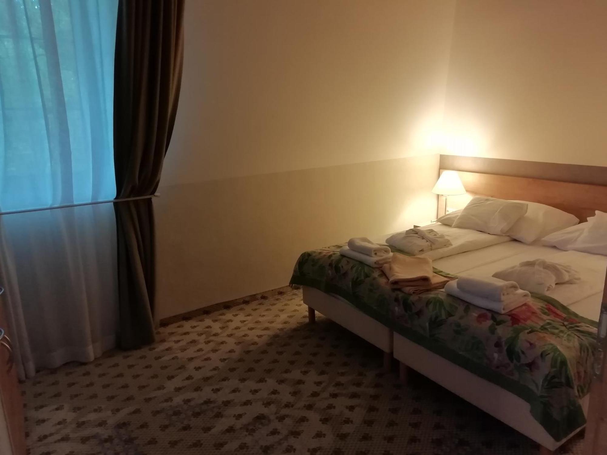 Batthyany Kuria Hotel Zalacsány Buitenkant foto