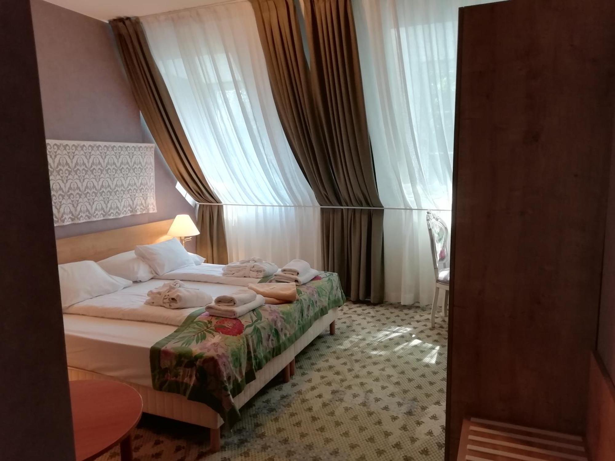 Batthyany Kuria Hotel Zalacsány Buitenkant foto