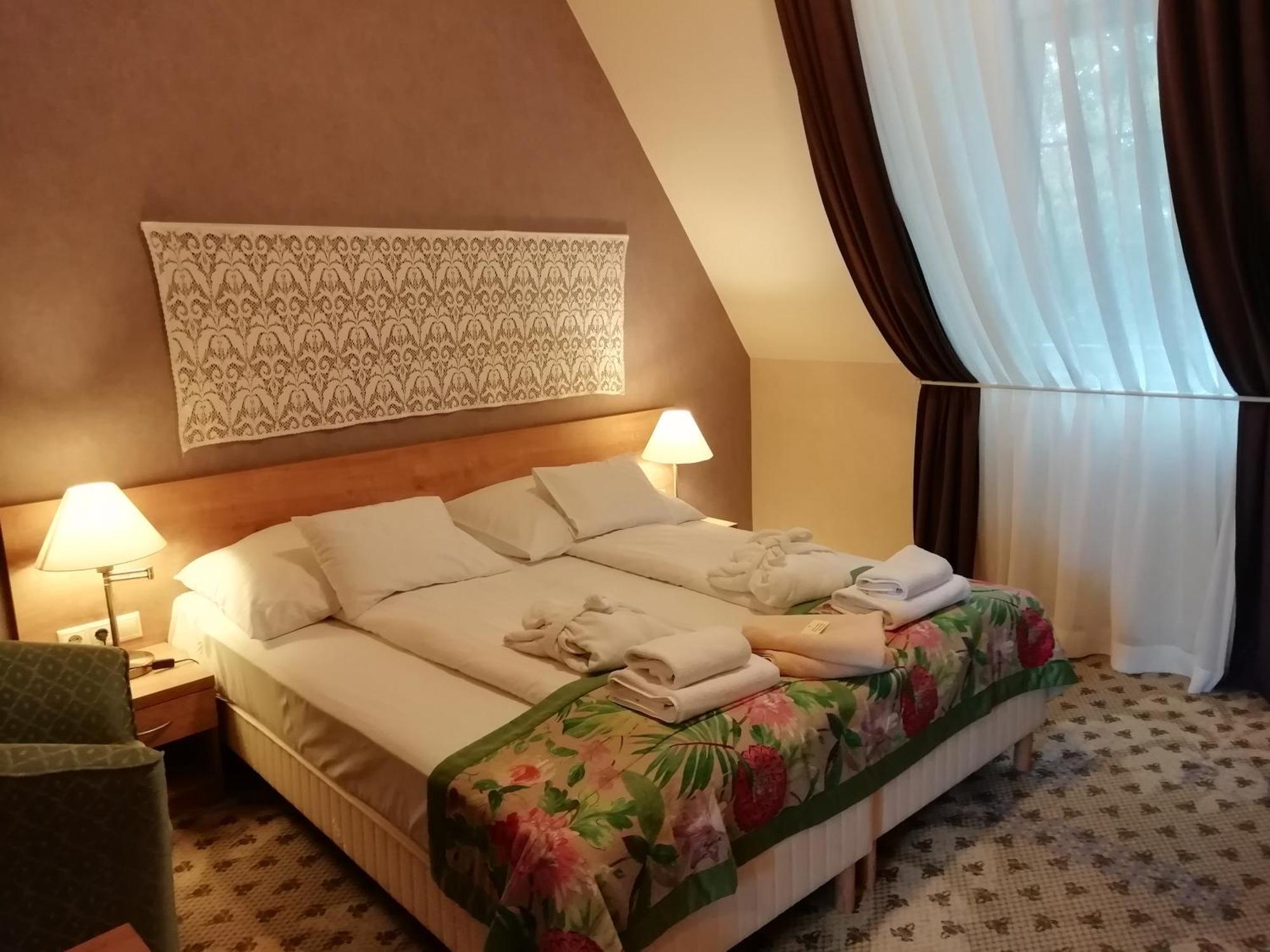 Batthyany Kuria Hotel Zalacsány Buitenkant foto
